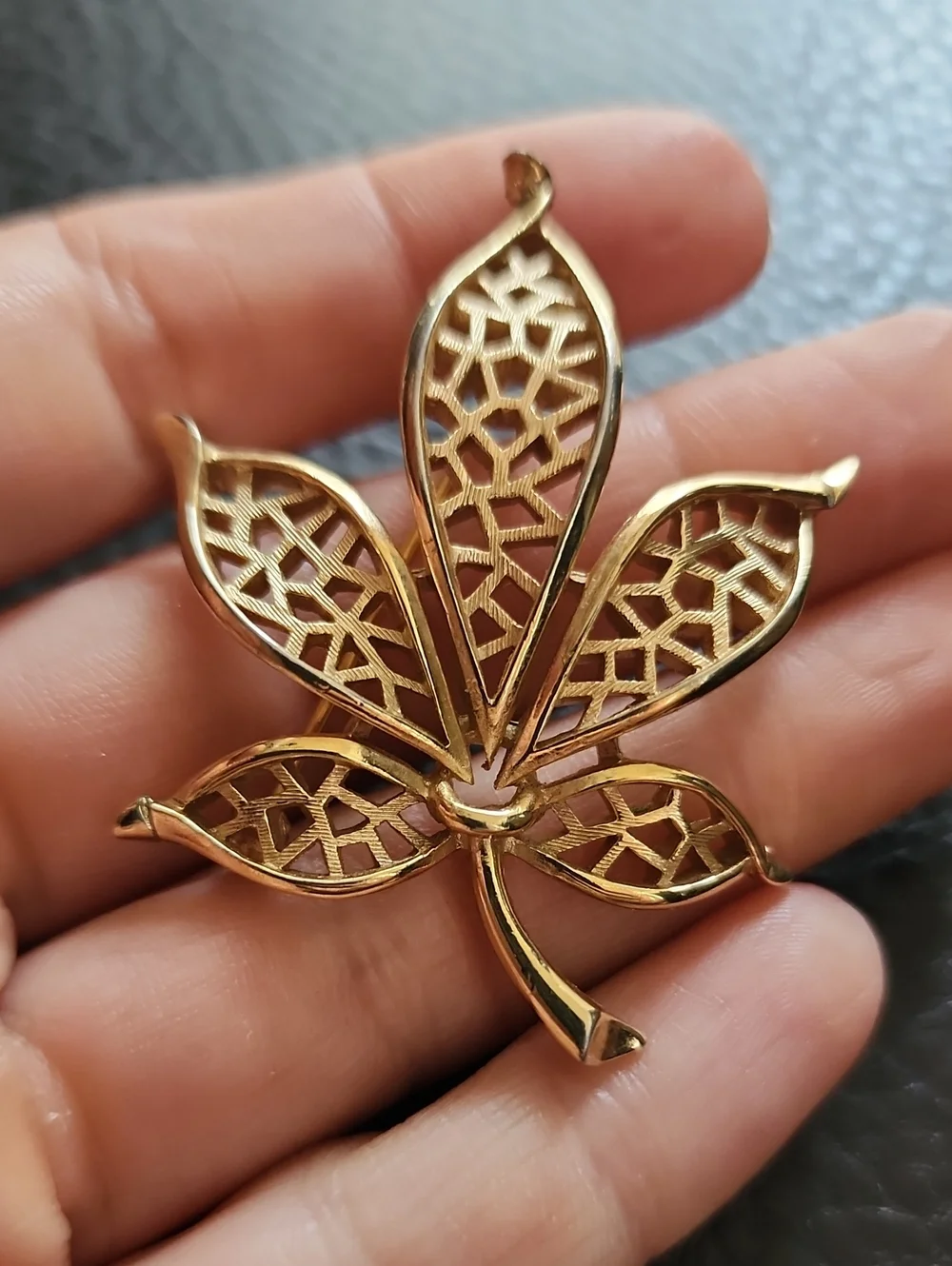 VTG Trifari Gold Floral Filigree Leaf Brooch - Women's Jewelry